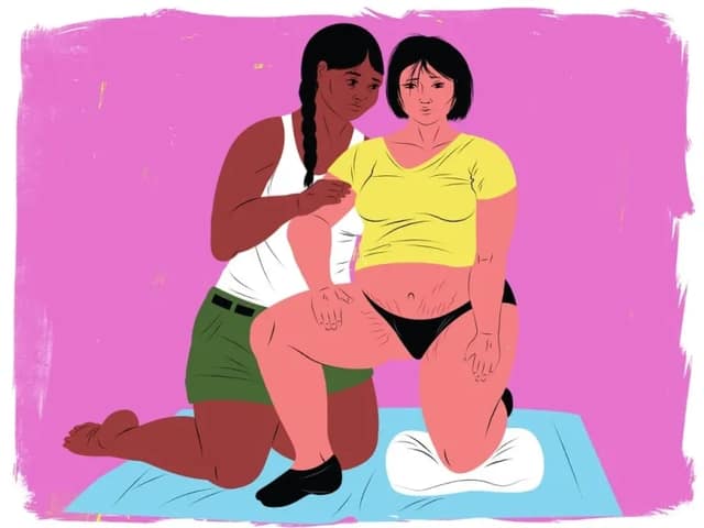 birth doula – doula supporting a woman during labor with hands-on comfort and guidance