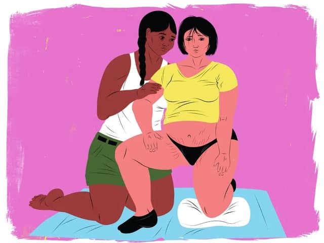birth doula – doula supporting a woman during labor with hands-on comfort and guidance