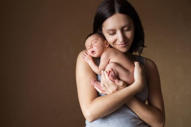 madre sola con su bebe en brazos